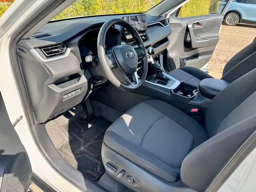 Toyota RAV4 — фото 3