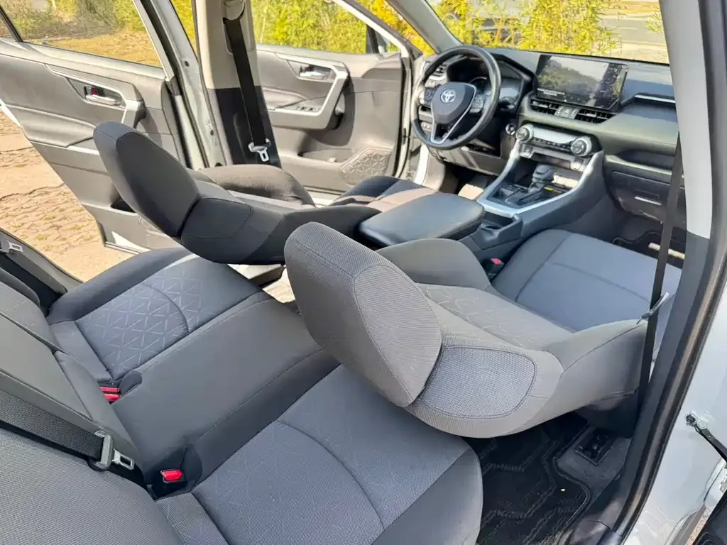 Toyota RAV4 — фото 6