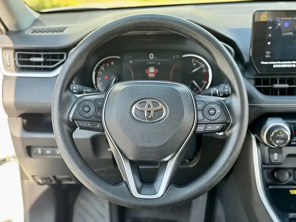Toyota RAV4 — фото 7