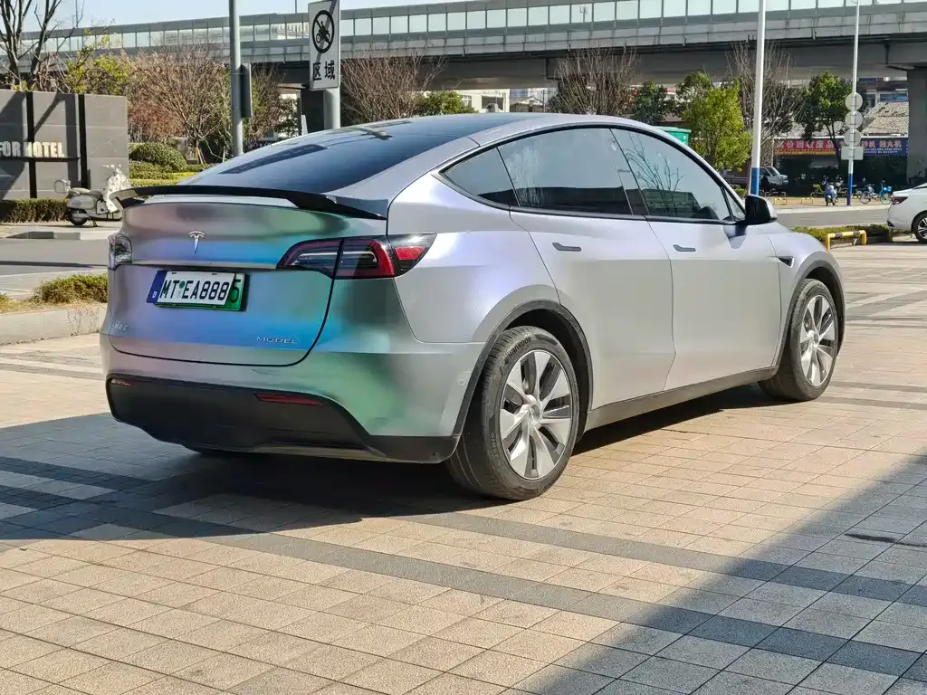 Tesla Model Y — фото 10