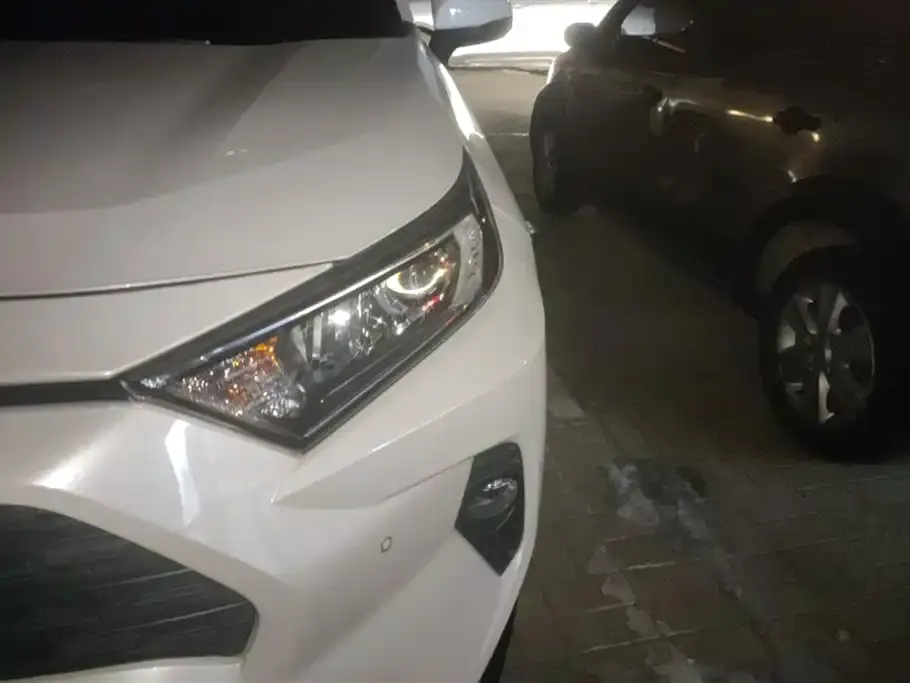 Toyota RAV4 2023 из CN, фото 2