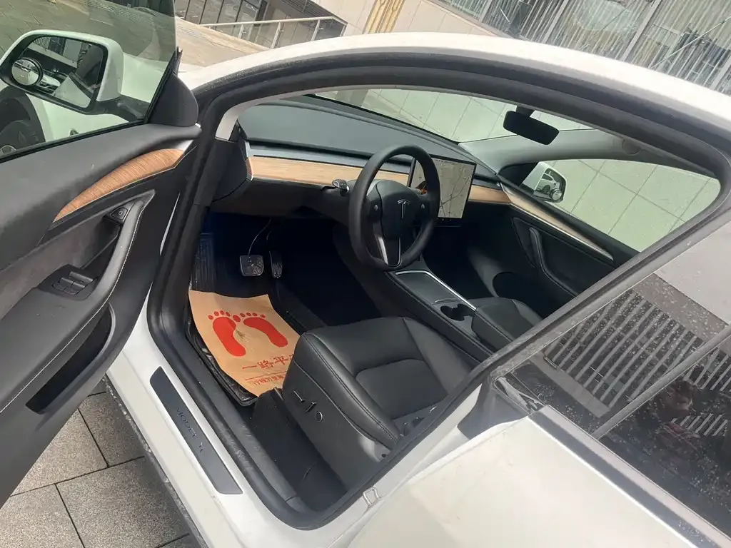 Tesla Model Y — фото 7