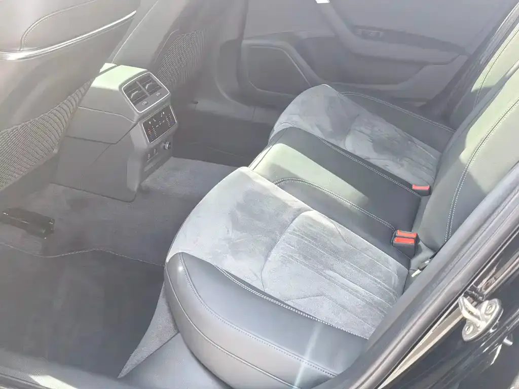 Audi A6L 2025 из CN, фото 4