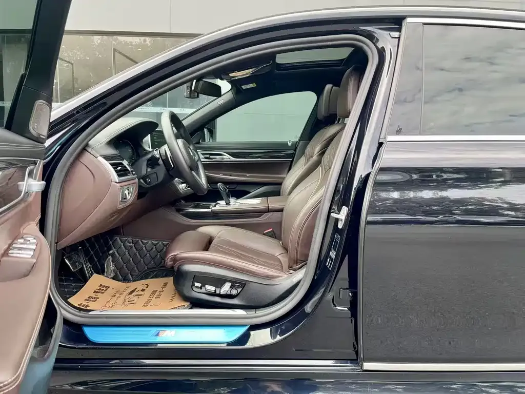 BMW 7 Series 2021 из CN, фото 6