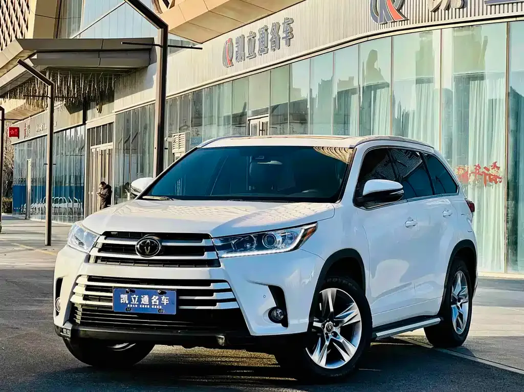 Toyota Highlander — фото 1