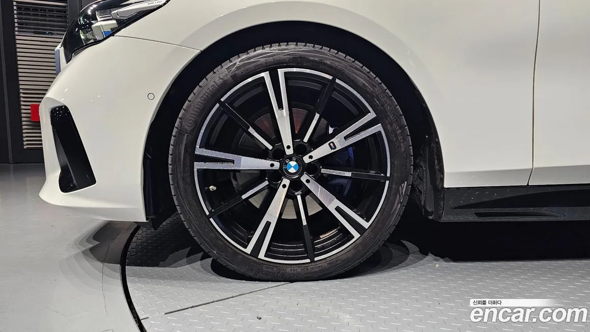 BMW 5-Series 2024 из KR, фото 5