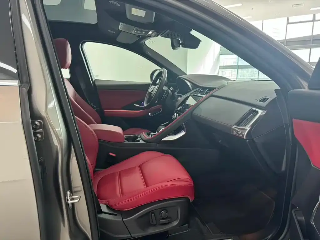 Jaguar E-PACE — фото 10