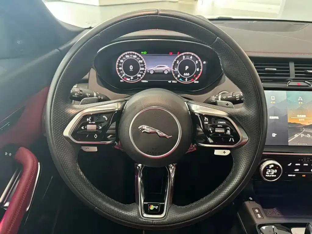 Jaguar E-PACE — фото 6