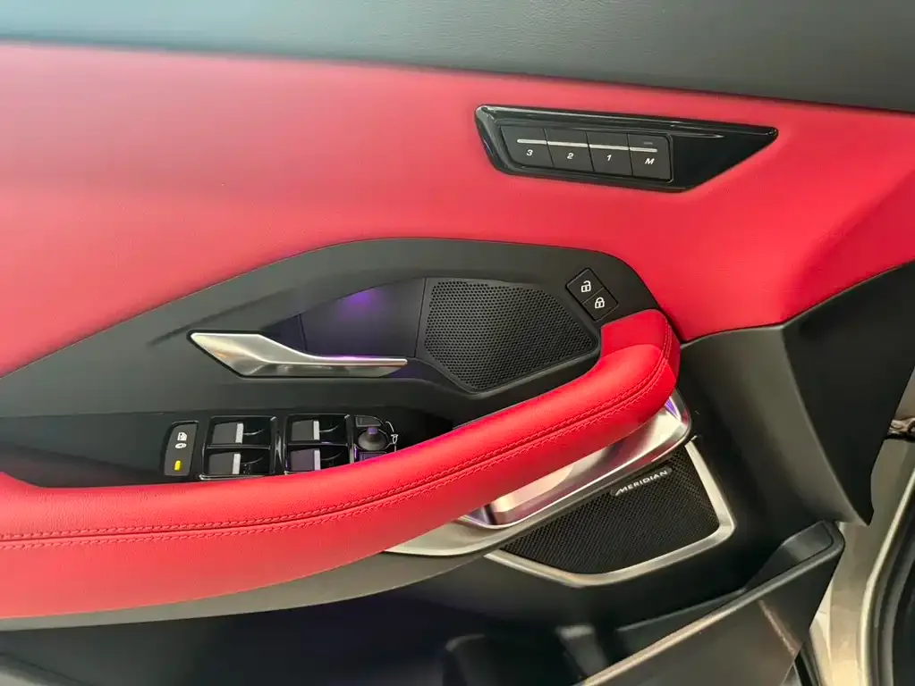 Jaguar E-PACE — фото 8