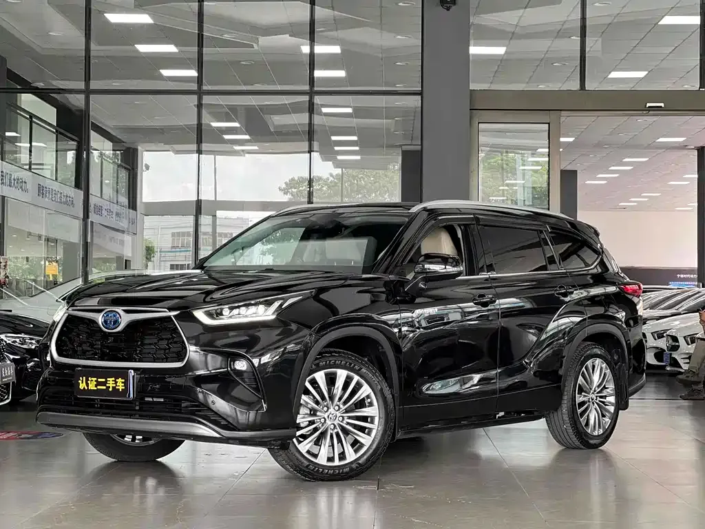 Toyota Highlander — фото 1