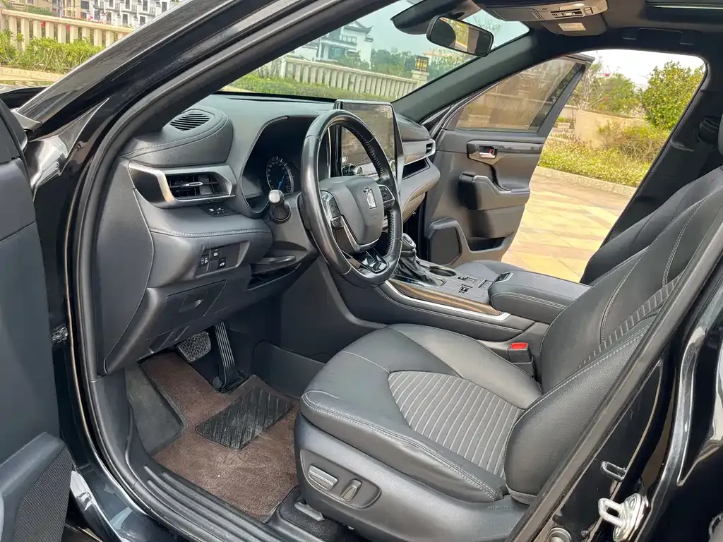 Toyota Crown Kluger 2022 из CN, фото 9