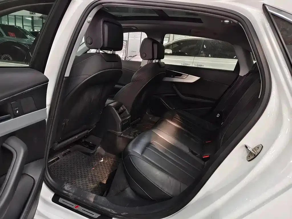 Audi A4L 2021 из CN, фото 10
