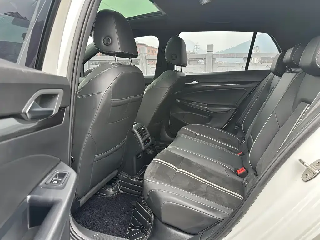 Volkswagen Golf 2023 из CN, фото 7