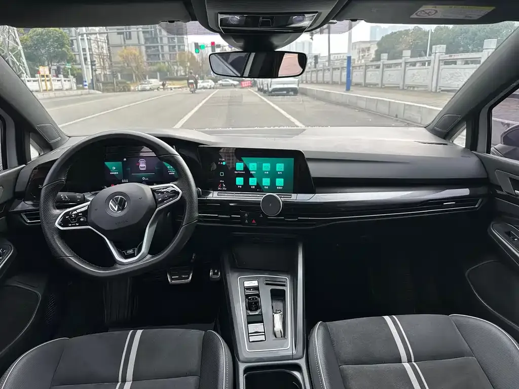 Volkswagen Golf 2023 из CN, фото 2
