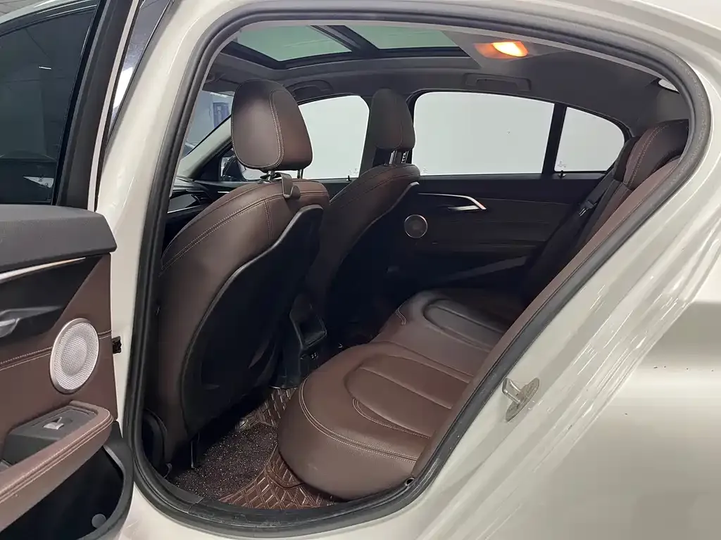 BMW 1 Series 2021 из CN, фото 3