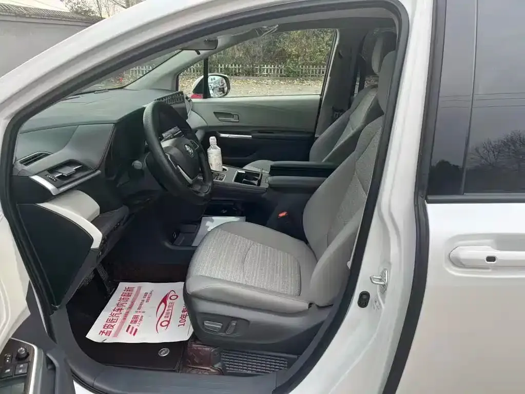 Toyota Sienna 2025 из CN, фото 6