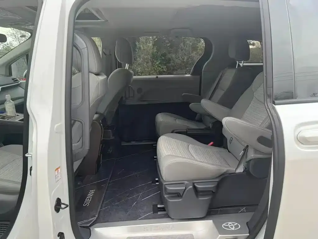 Toyota Sienna 2025 из CN, фото 2