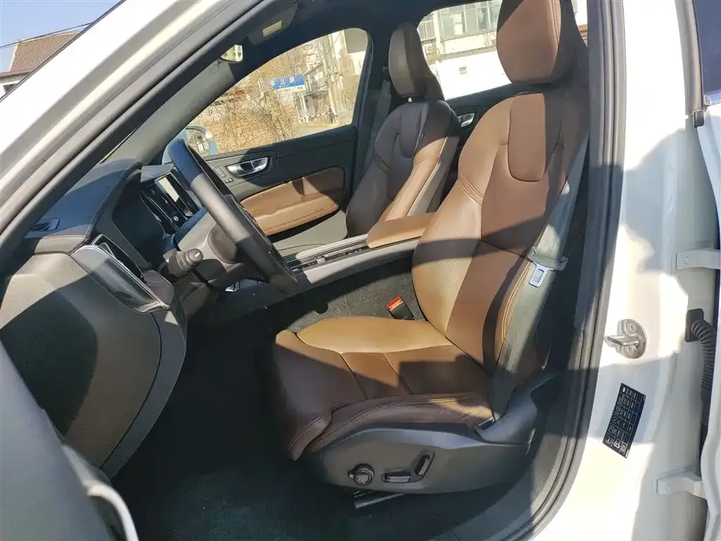Volvo XC60 2023 из CN, фото 3