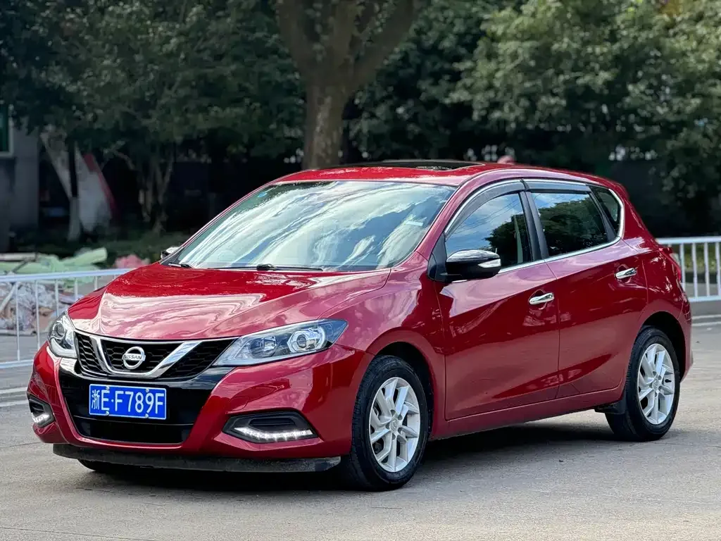 Nissan Tiida — фото 1