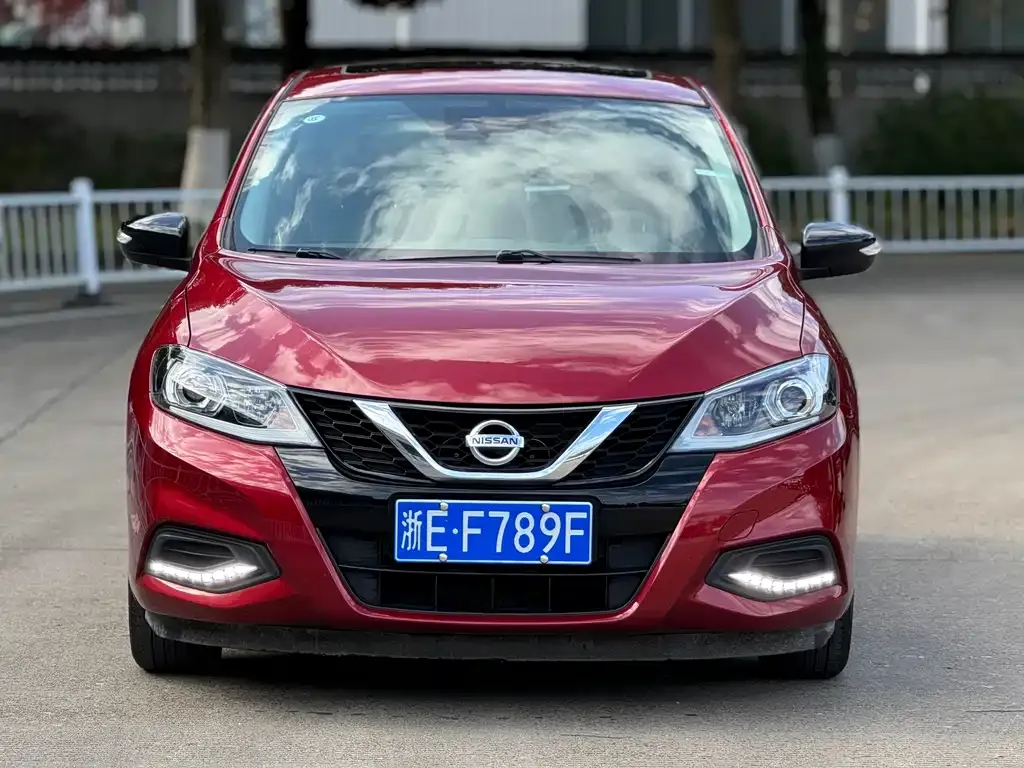 Nissan Tiida — фото 2