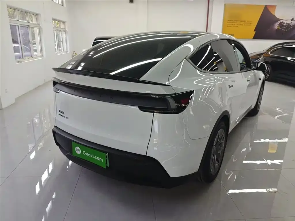 Tesla Model Y L — фото 9