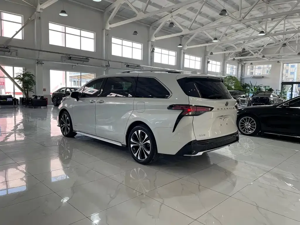 Toyota Granvia — фото 3