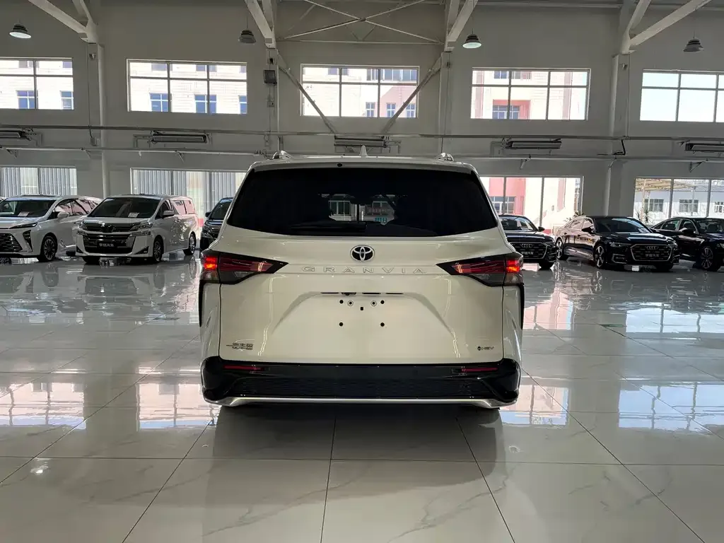 Toyota Granvia — фото 2