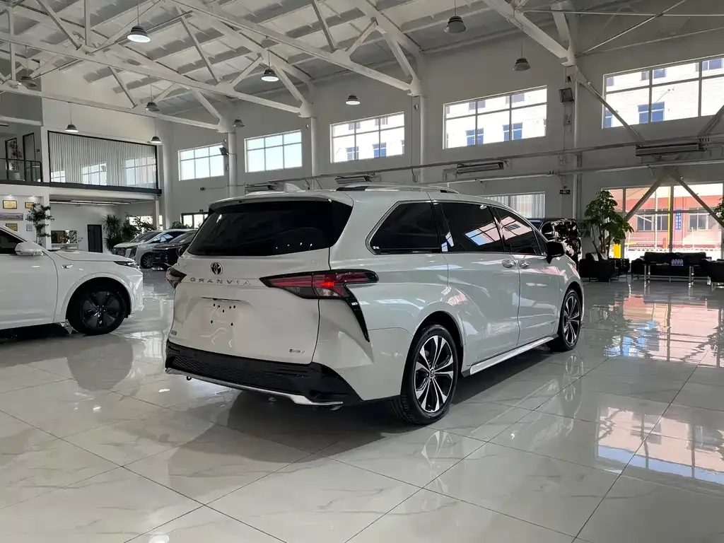 Toyota Granvia — фото 6