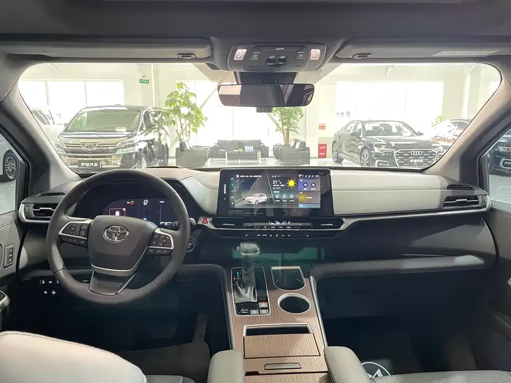 Toyota Granvia — фото 8