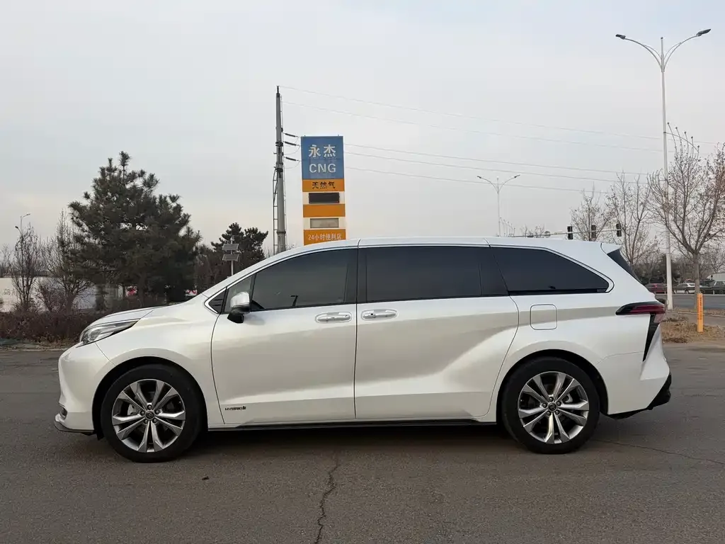 Toyota Sienna 2023 из CN, фото 2