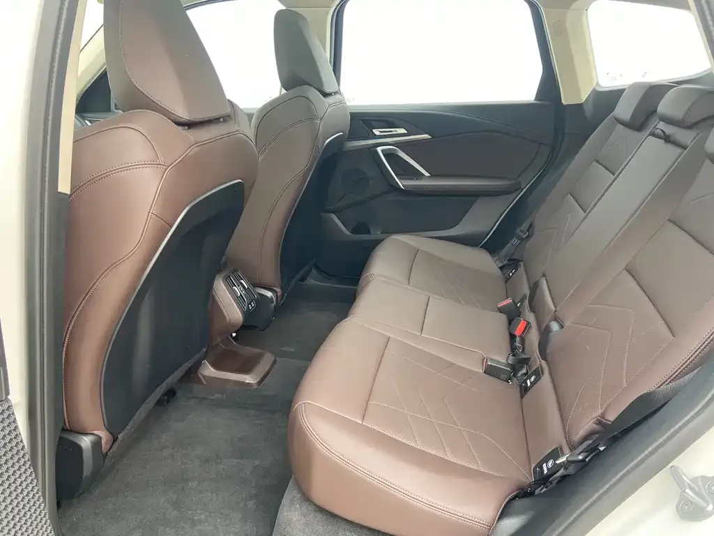 BMW iX1 2025 из CN, фото 6