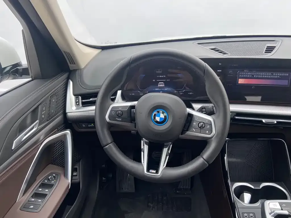 BMW iX1 2025 из CN, фото 8