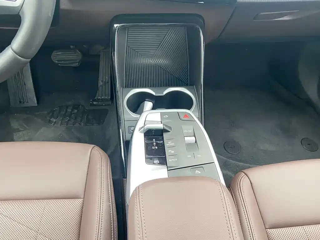 BMW iX1 2025 из CN, фото 9