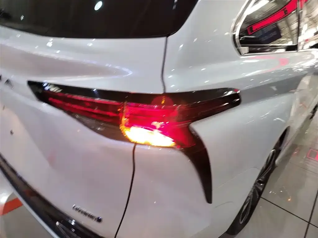 Toyota Granvia 2024 из CN, фото 2