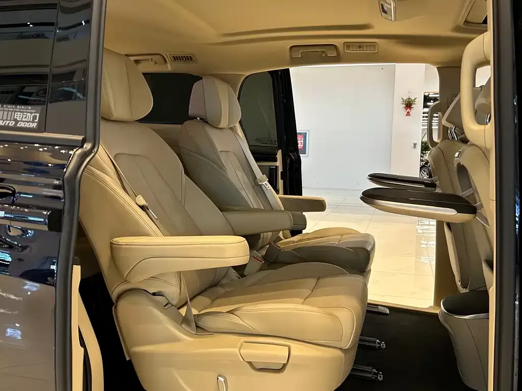Buick GL8 2023 из CN, фото 3