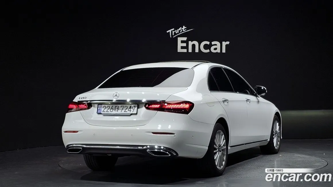 Mercedes-Benz E-Class — фото 2