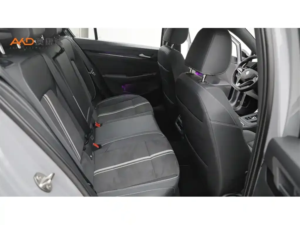 Volkswagen Golf 2024 из CN, фото 10