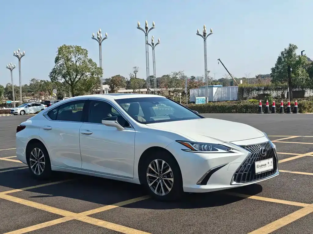Lexus ES — фото 1