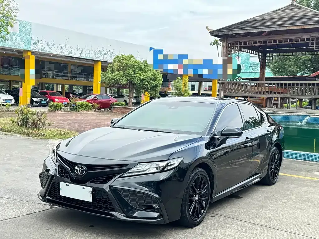 Toyota Camry — фото 1