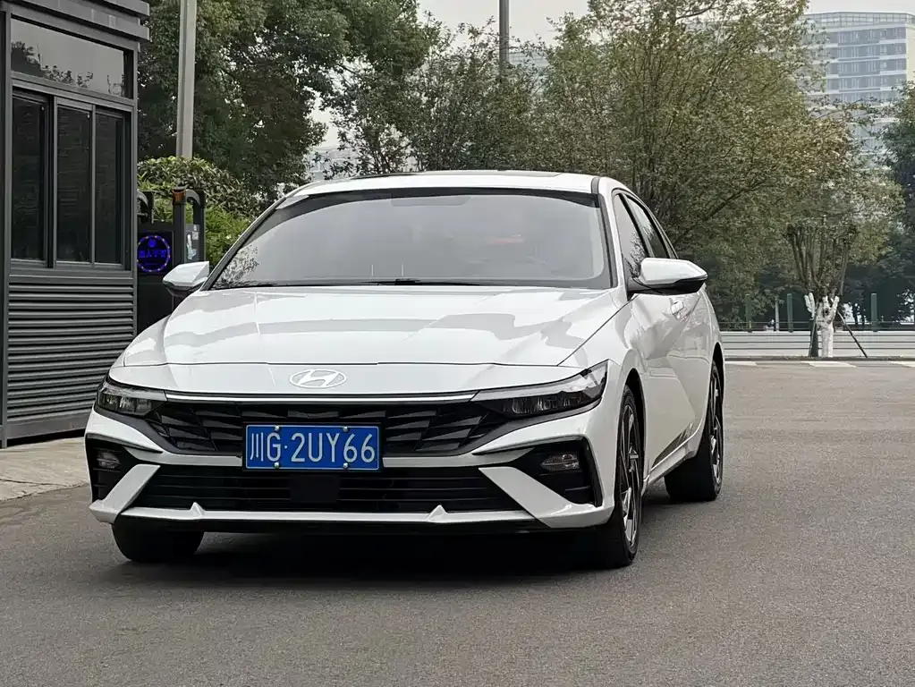 Hyundai Elantra — фото 1