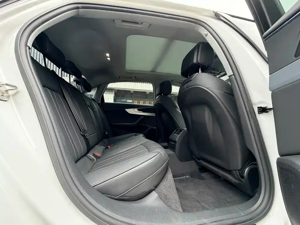 Audi A4L 2022 из CN, фото 3
