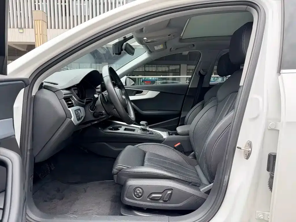 Audi A4L 2022 из CN, фото 4