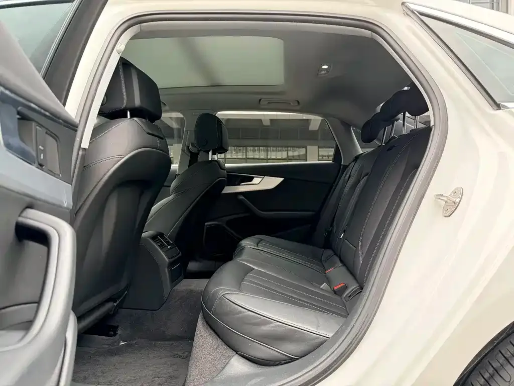 Audi A4L 2022 из CN, фото 2