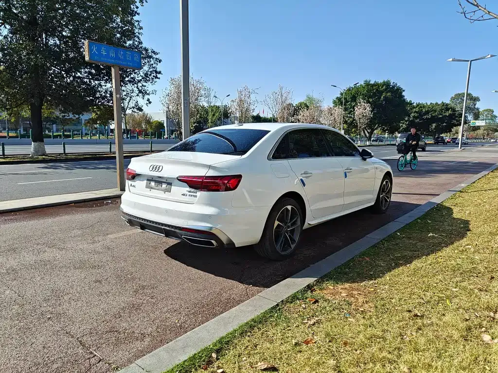 Audi A4L 2022 из CN, фото 8