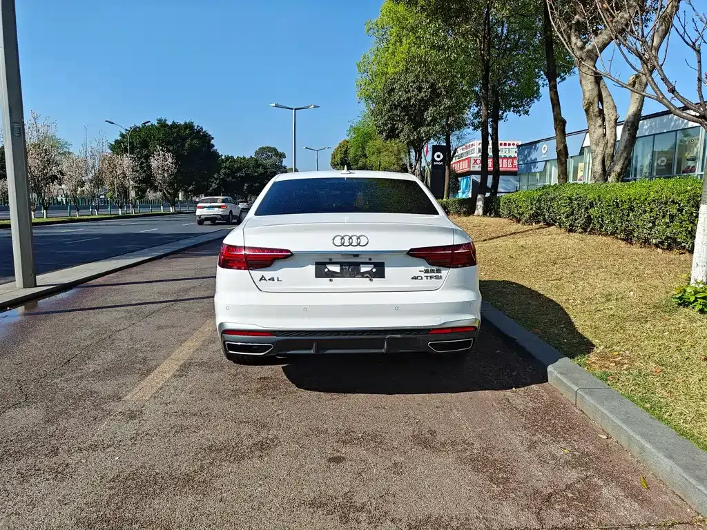 Audi A4L 2022 из CN, фото 9