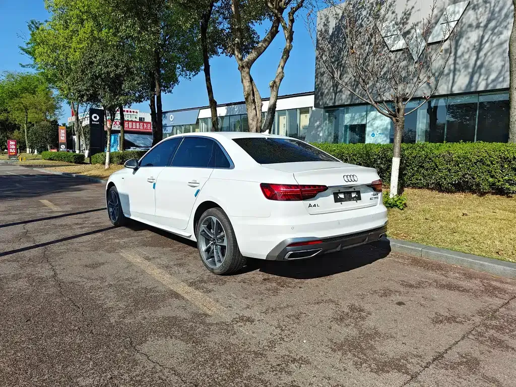 Audi A4L 2022 из CN, фото 10