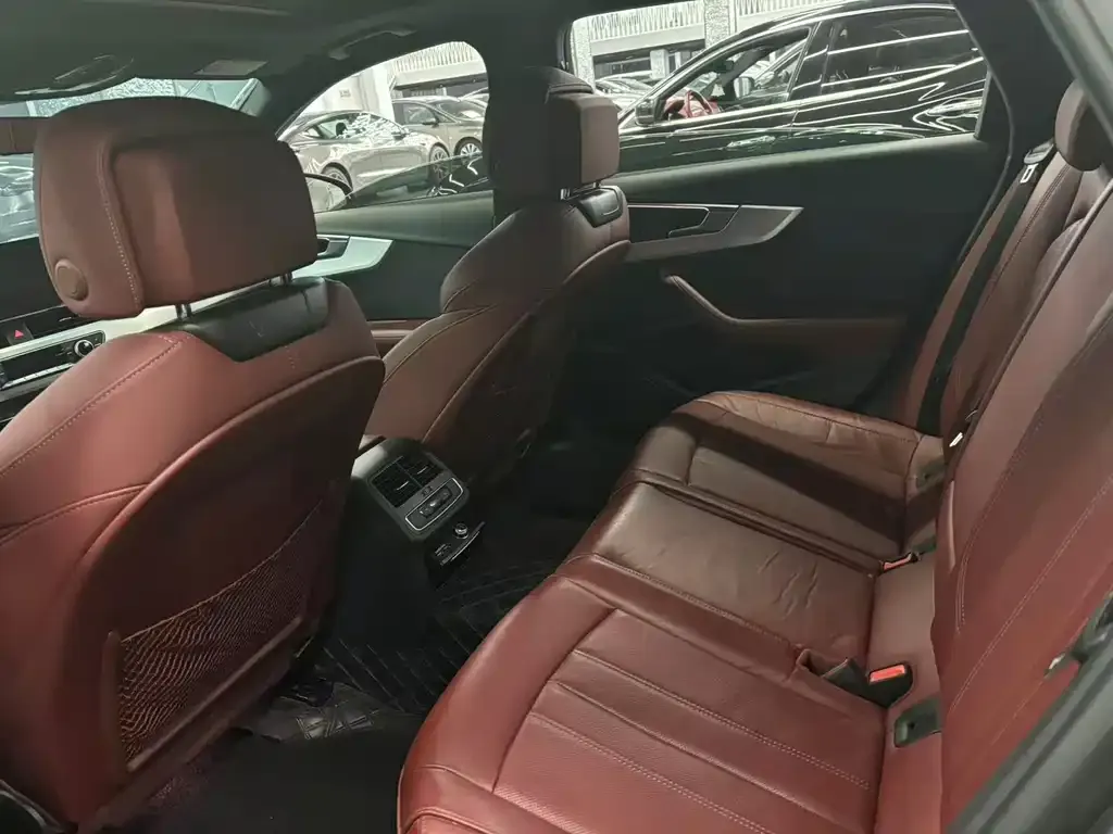 Audi A4L 2023 из CN, фото 2