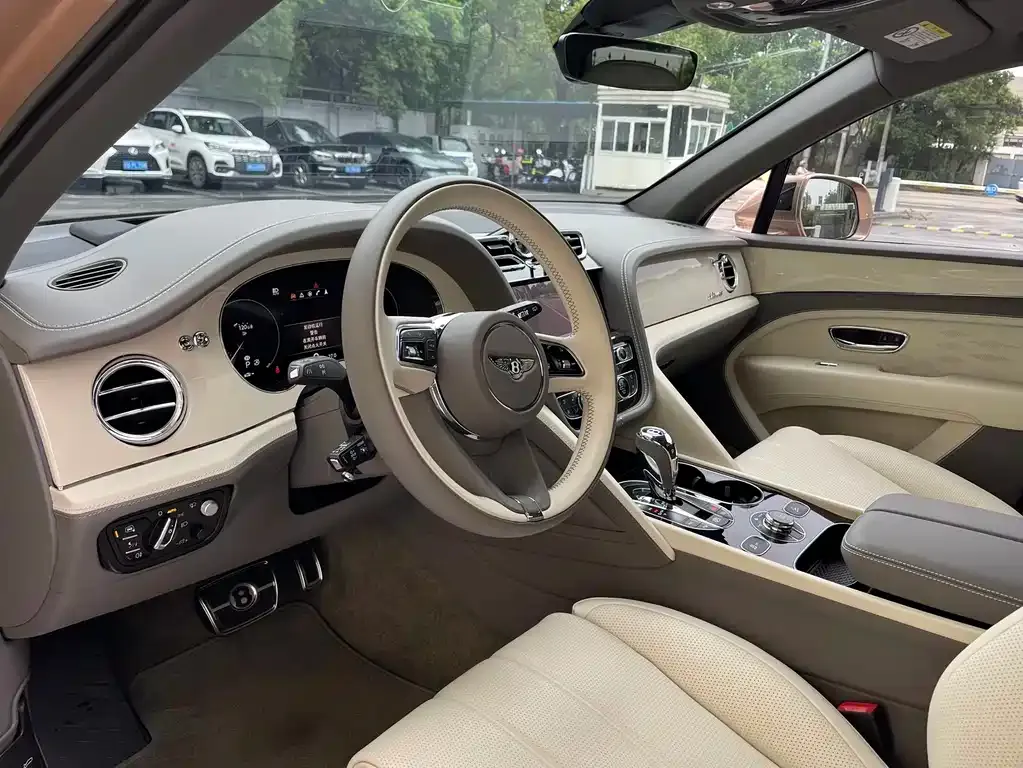 Bentley Bentayga 2024 из CN, фото 2