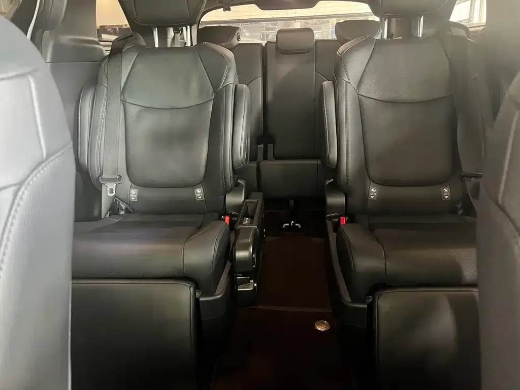 Toyota Sienna 2024 из CN, фото 2