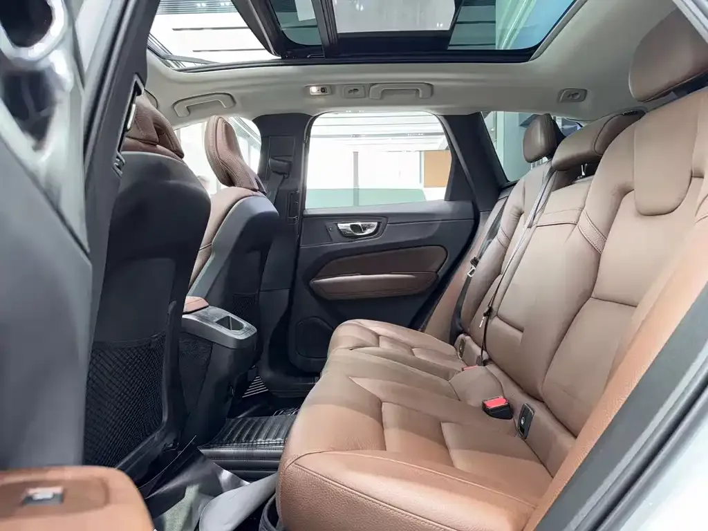 Volvo XC60 2022 из CN, фото 9